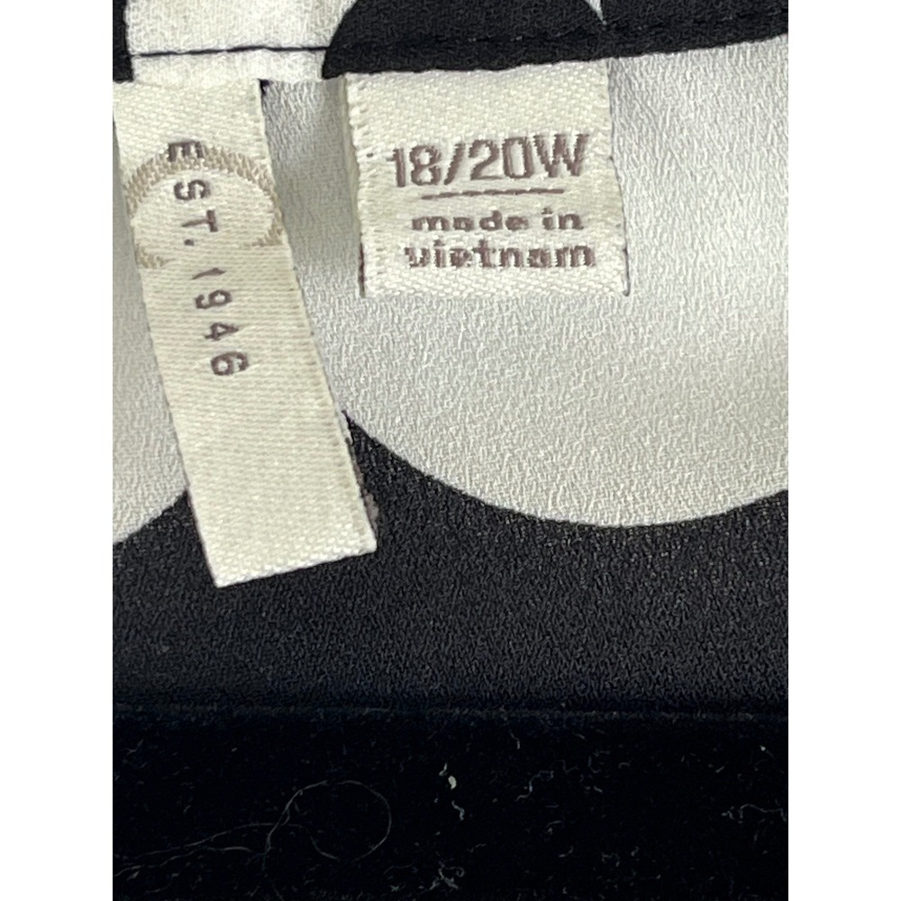 Cato Geometric Blouse Womens 18/20W Black White Good Roll Tab Sleeve Split Neck - Picture 2 of 13